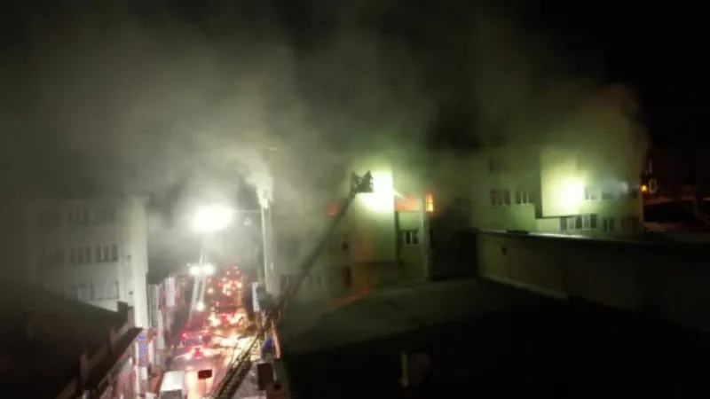 Başakşehir’de 4 katlı ayakkabı fabrikasında yangın paniği