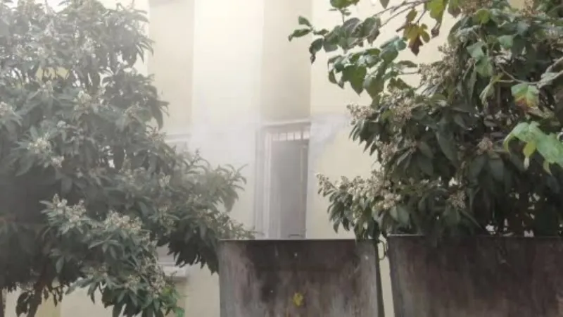 Evini yaktı, mahalleyi sokağa döktü