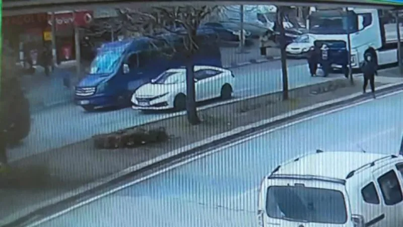 Sancaktepe'de TIR'ın çarptığı kadın hayatını kaybetti; kaza kameraya yansıdı 