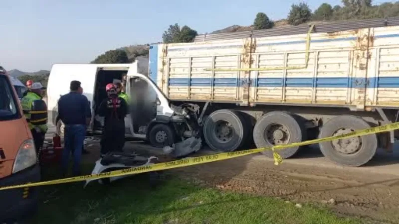 Ticari araç kamyona ok gibi saplandı: 2 ölü