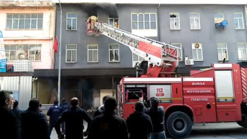 Mobilya imalathanesinde yangın