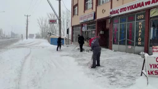 Aşkale’de yoğun kar yağışı