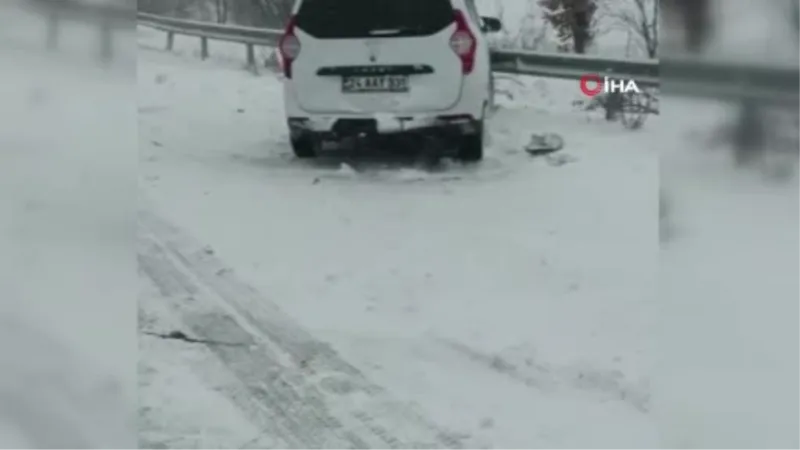 Kayganlaşan yolda iki araç kafa kafaya çarpıştı: 5 yaralı