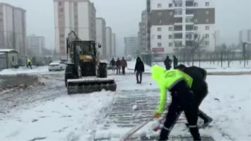 Diyarbakır’da mahsur kalan vatandaşların imdadına belediye ekipleri yetişti