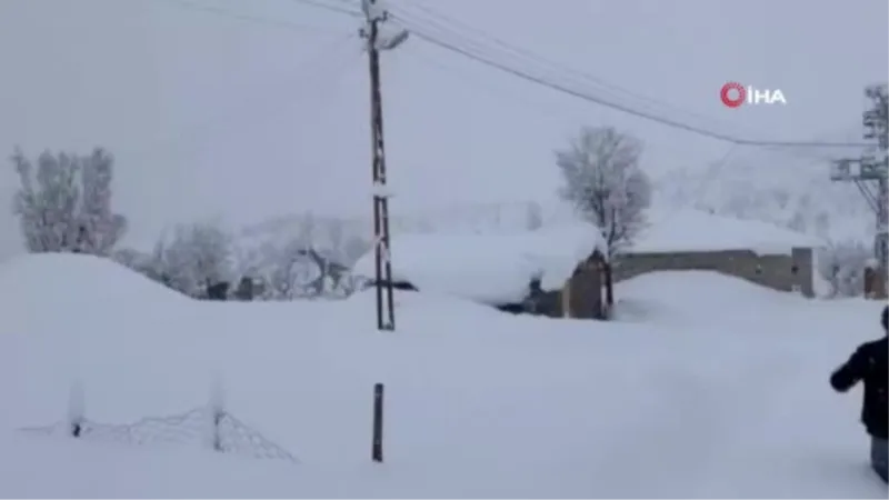 Derecik’te tek katlı evler kara gömüldü