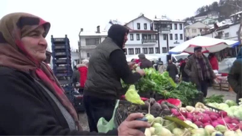 Emeklilik sevincini pazar tezgahında paylaşmıştı, o esnaftan vatandaşa yeni jest