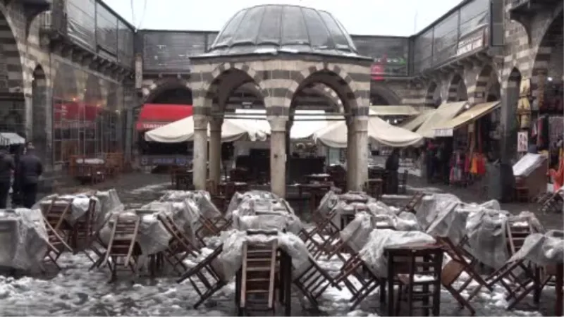 Karın tadını çıkartmak isteyen Diyarbakırlılar On Gözlü Köprü’de halaya çekti