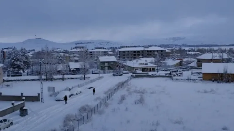 Varto’da 72 yerleşim yerinin yolu kapandı, okullar 2 gün tatil edildi