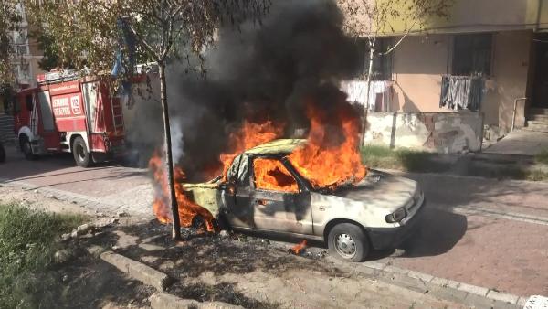  Avcılar'da 3 yıldır kullanılmayan kamyonet alev alev yandı