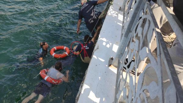 Denizde boğulma tehlikesi geçirdi, çevredekiler ve itfaiye kurtardı