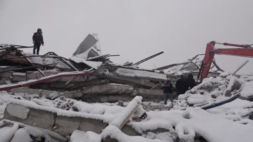 Deprem bölgesinde kar altında zamanla yarış