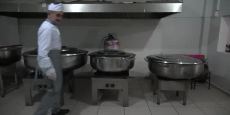 Mardin’de kazan kazan yemekler depremzedeler için hazırlanıyor