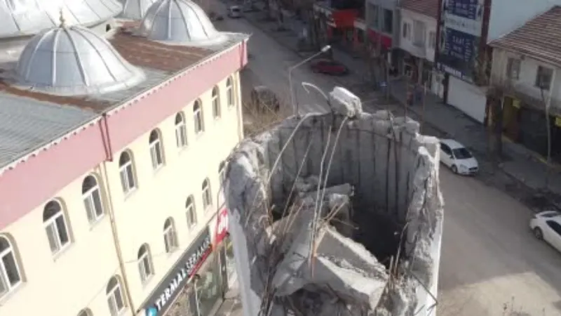 Yıkılan cami minaresi apartmanı ikiye böldü