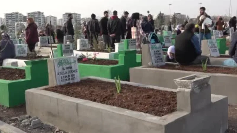 Depremde hayatını kaybedenlerin yakınları mezarlıktan ayrılmıyor