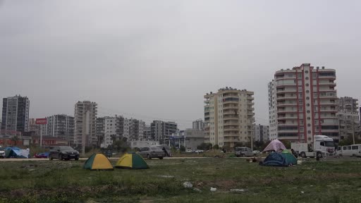 Depremzede günlerini saz çalarak geçiriyor