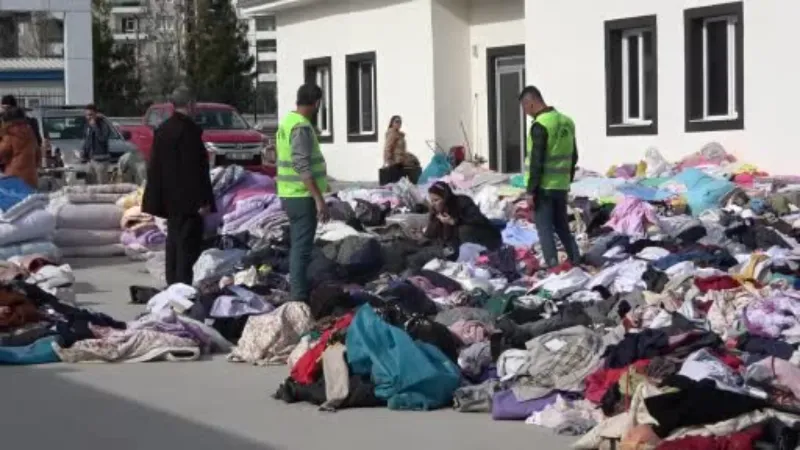 Gözü yaşlı baba 2 çocuğunu kaybetti, geriye sadece enkazdan çıkarılan eşyalarındaki kokusu kaldı