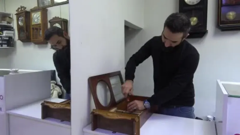 Mardin’in ’Sarkaçlı saat’ tamircisi 50 yıl önce babasının açtığı dükkanda 21 yıldır çalışıyor