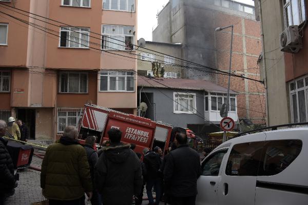 Kağıthane’de gecekonduda çıkan yangın yandaki binalara sıçradı