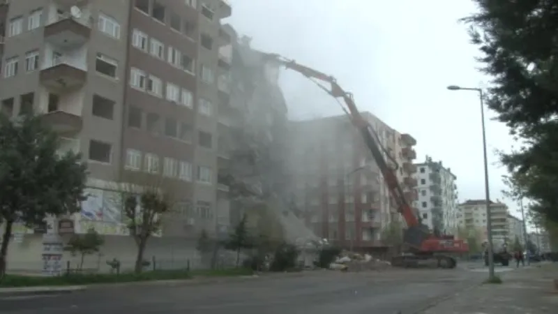 Diyarbakır’da bir kısmı yıkılan bina çöktü