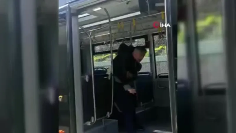 Metrobüste dehşete düşüren kavga kamerada: 3 yaralı