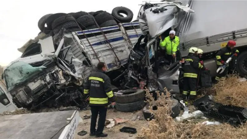 Konya'da 3 TIR'ın karıştığı kazada; 2 ölü, 1 yaralı