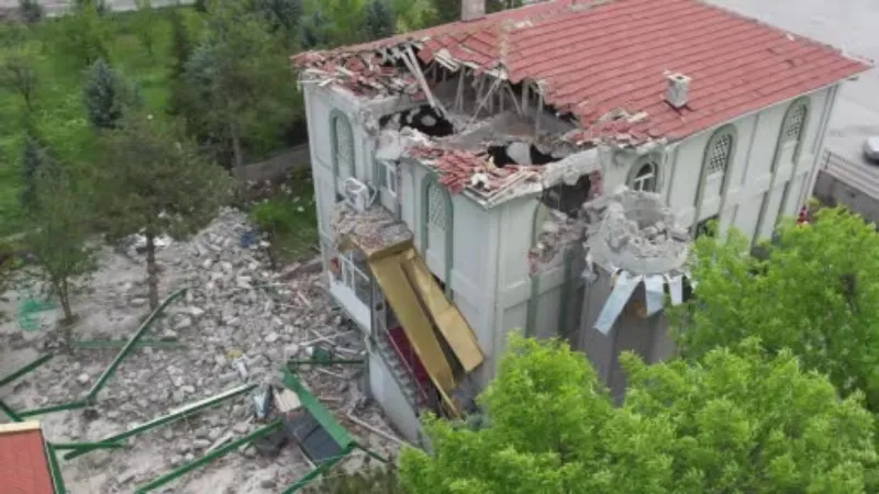 Fırtınada minaresi yıkılan cami böyle görüntülendi