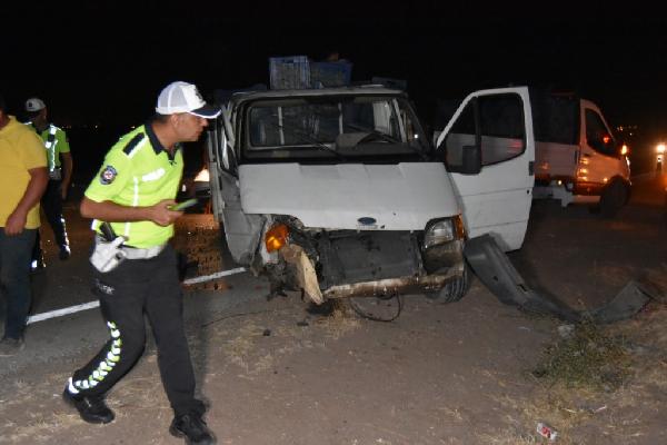 Hatay'da kamyonet ile otomobil çarpıştı: 6 yaralı