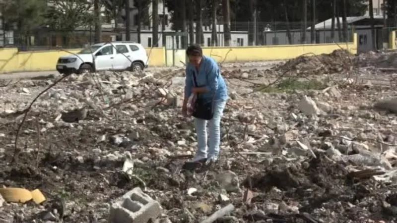 Almanya’dan geldiler, baba ocağının enkazında hatıra aradılar