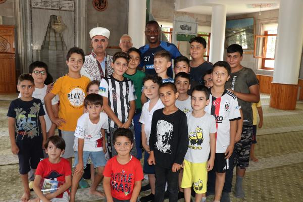 Mame Thiam, kendisiyle buluşma hayali kuran çocuklarla bir araya geldi