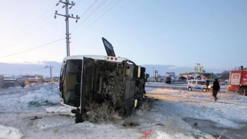 Yozgat'ta yolcu otobüsü devrildi: 3 ağır yaralı
