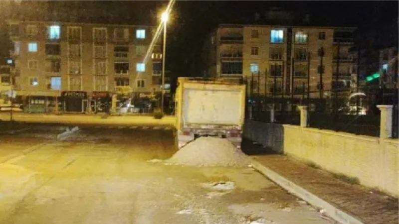 Yola dökülen küspe nedeniyle kayan motokurye, bariyere çarpıp öldü