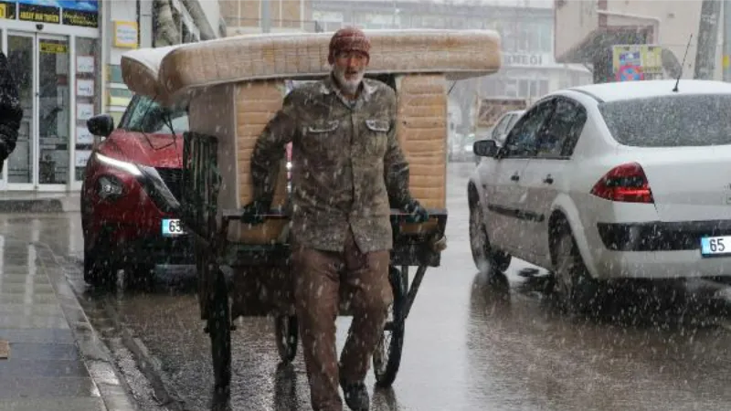 Van-Bahçesaray kara yolu ulaşıma kapatıldı