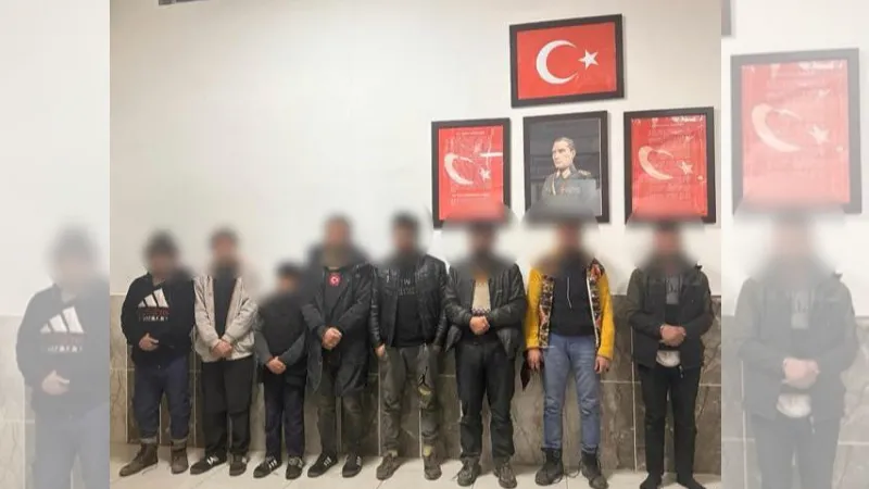 Göçmen gibi giyinen jandarma, 2 organizatörü suçüstü yakaladı