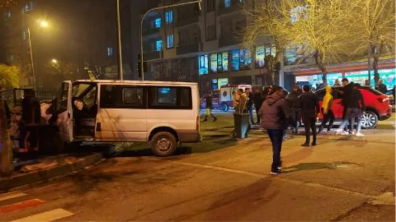 Siirt'te otomobille çarpışan minibüs, okul duvarına çarparak durabildi: 2 yaralı