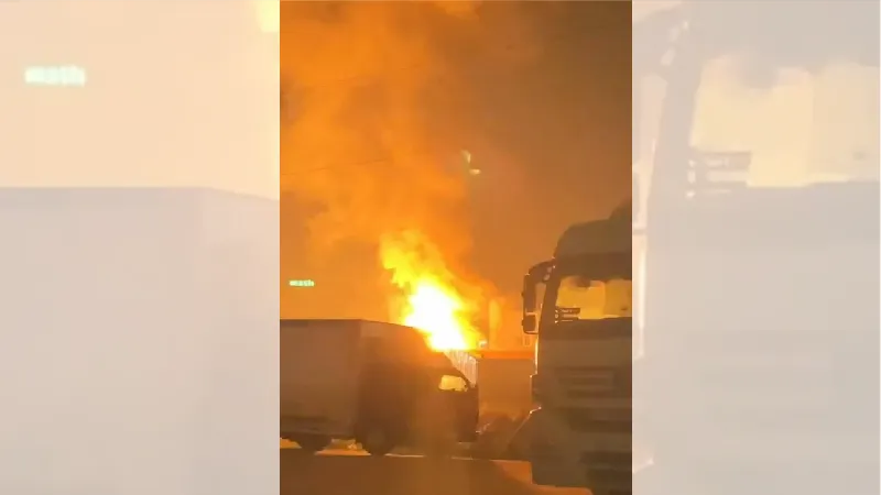 Otomobil firmasının boyahanesinde yangın; 5 araç yandı