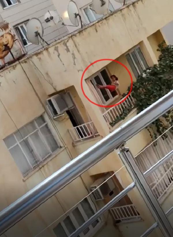 6'ncı kat balkonunda tehlikeli sallanma