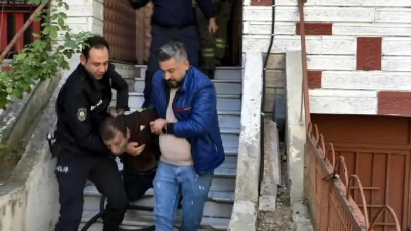 Avcılar'da hareketli anlar... Evini yaktı, itfaiyeye saldırdı, gözaltına alındı