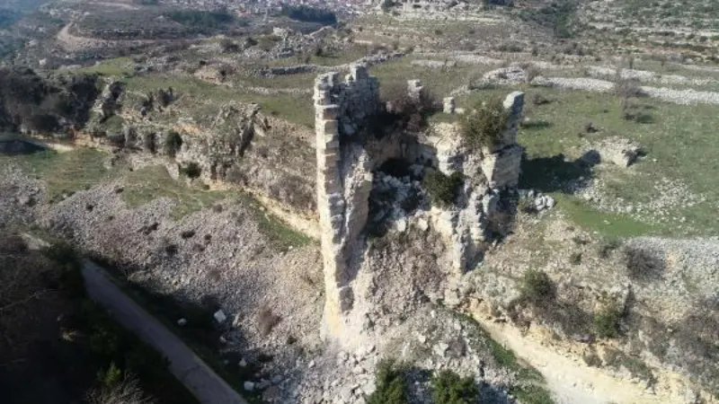 Hatay'daki Koz Kalesi de depremlerde hasar gördü