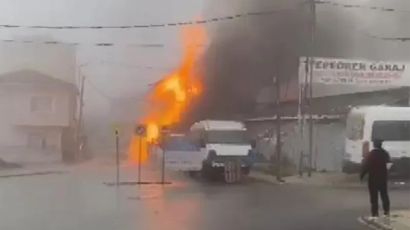 Tuzla'da İSKİ çalışmasında patlayan doğalgaz borusu alev aldı: 1 işçi yaralandı 