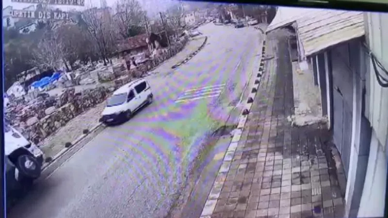 Beykoz'da bahçe duvarına çarpan kamyon devrildi: 1’i ağır 2 yaralı