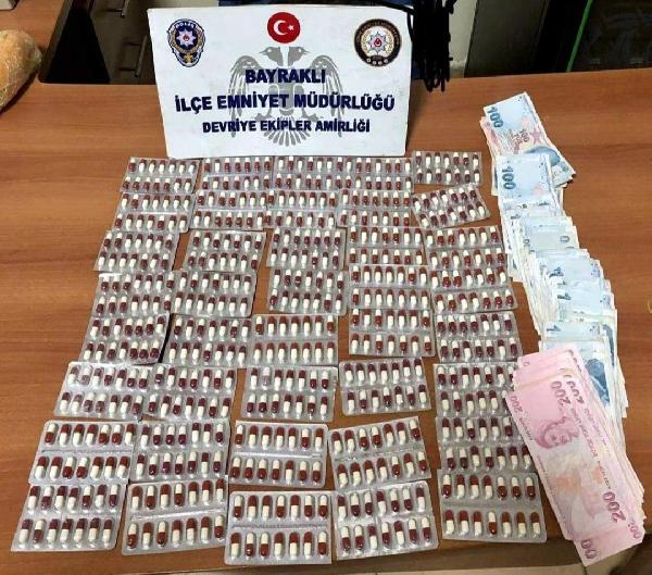 Polisi görünce attığı poşetten 560 sentetik ecza hap çıktı