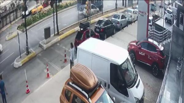 Ataşehir’de minibüs ile otomobilin karıştığı kaza kamerada