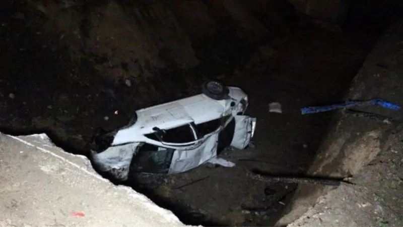 Metro inşaatı nedeniyle kazılan çukura düşen otomobilin sürücüsü yaralandı