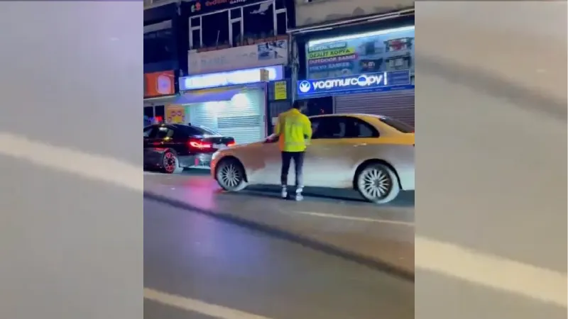 Beşiktaş'ta turistlerden fazla para isteyen taksici, polis çağrılınca kaçtı