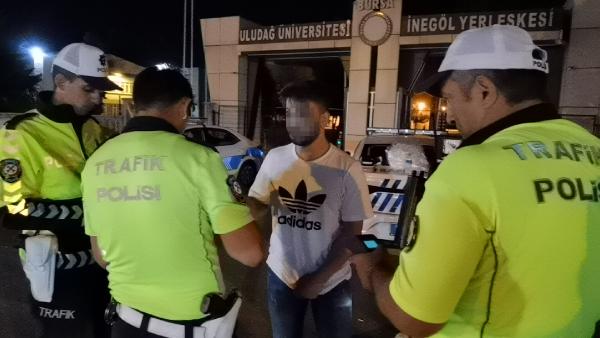 Polislerin üzerine otomobili sürdü, havaya ateş açılarak durduruldu; o anlar kamerada