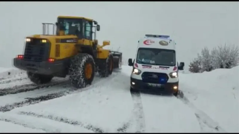 Siirt’te kara saplanan ambulans ve mevsimlik işçilerin olduğu kamyonet kurtarıldı