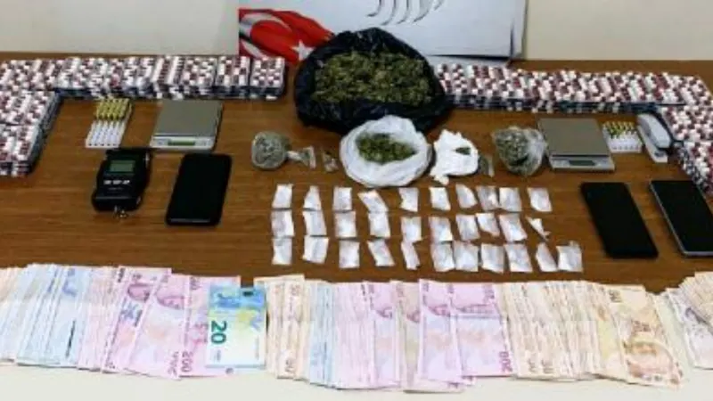 İzmir'de uyuşturucu operasyonu: 3 gözaltı