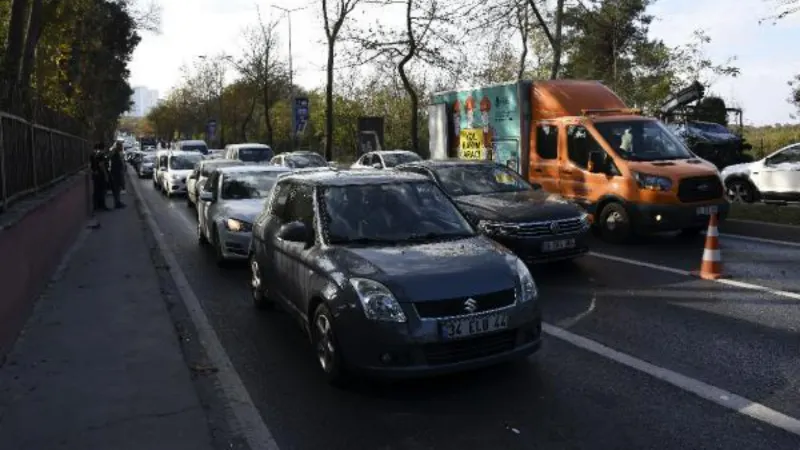 Sarıyer'de refüje çıkan otomobil ağacı devirip yola savruldu: 3 yaralı