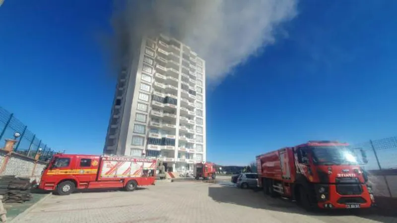 14 katlı apartmanın son katında çıkan yangın, söndürüldü