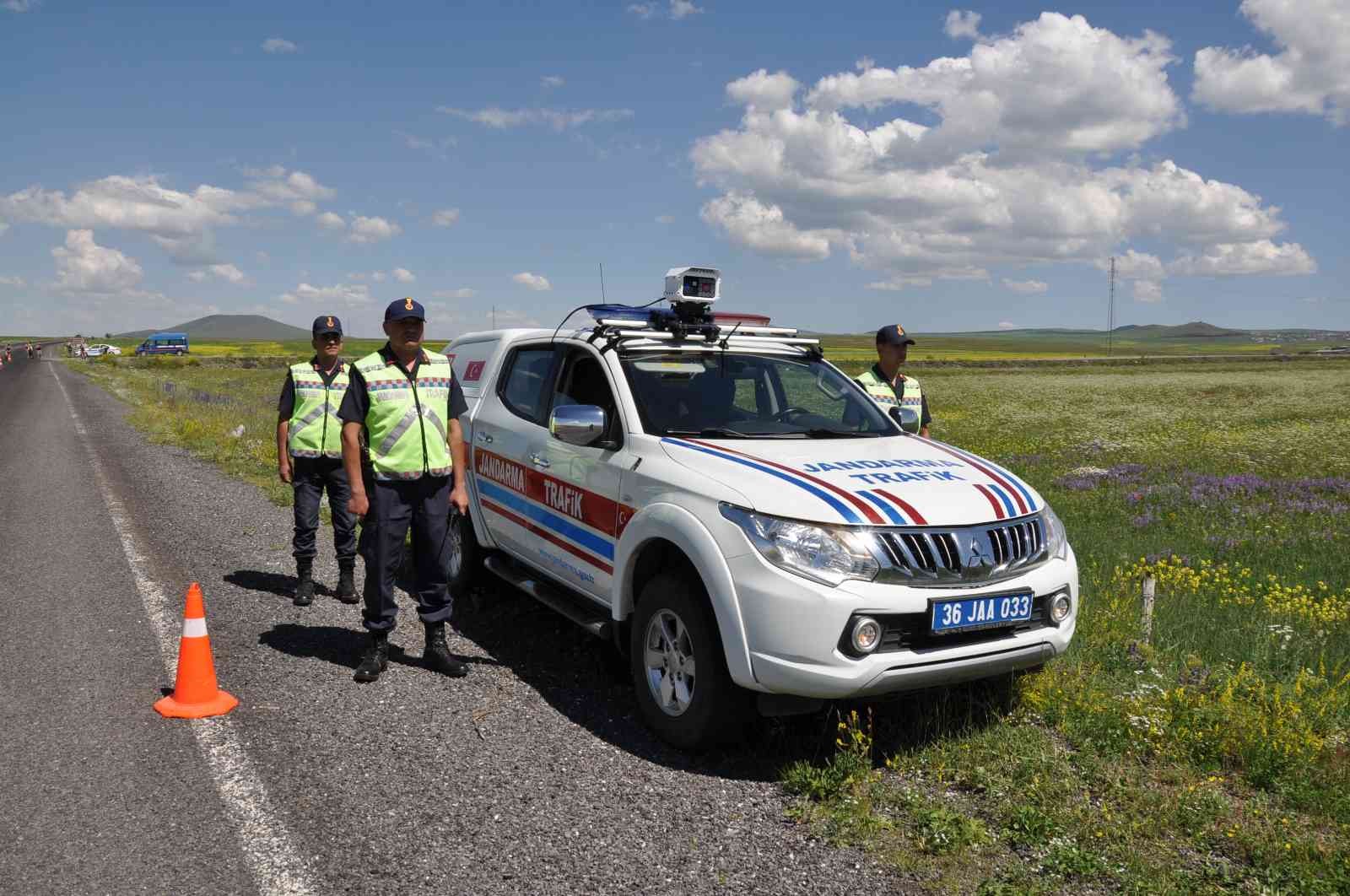 Kars’ta yerli mobil hız tespit sistemiyle jandarma uygulama yapıyor